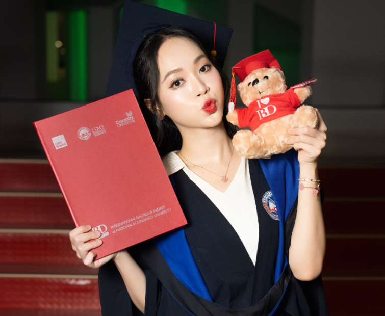 Á hậu tốt nghiệp thủ khoa Trường ĐH Kinh tế Quốc dân: 'Tôi sẽ học lên cao hơn'